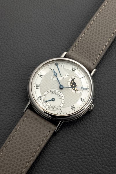 Breguet : Classique ref 3137 in oro bianco 18k con riserva di carica, fasi lunari e indicazione del giorno, fondello a vista con movimento cesellato a mano  - Asta Orologi da Polso - Associazione Nazionale - Case d'Asta italiane