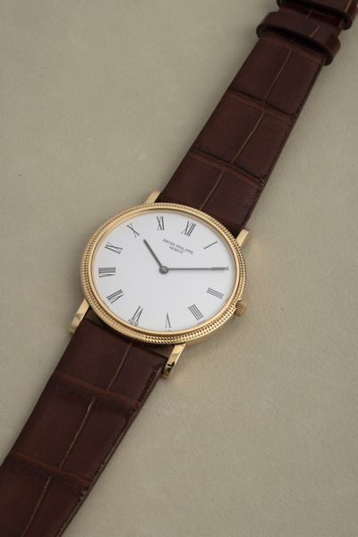 PATEK PHILIPPE : Elegante Calatrava Clos de Paris ref 3520 in oro giallo 18k, quadrante bianco numeri Romani, carica manuale con garanzia originale  - Asta Orologi da Polso - Associazione Nazionale - Case d'Asta italiane