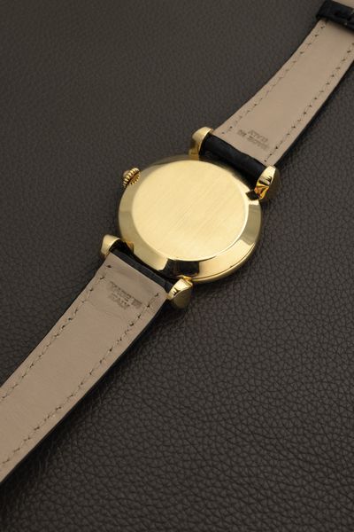 Vacheron & Constantin : Affascinante orologio da polso con anse a goccia in oro giallo 18k, quadrante bitonale con secondi in basso a carica manuale  - Asta Orologi da Polso - Associazione Nazionale - Case d'Asta italiane