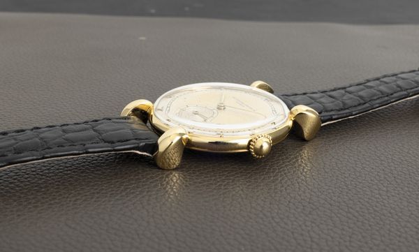 Vacheron & Constantin : Affascinante orologio da polso con anse a goccia in oro giallo 18k, quadrante bitonale con secondi in basso a carica manuale  - Asta Orologi da Polso - Associazione Nazionale - Case d'Asta italiane