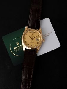 ROLEX : Daydate ref 18038 in oro giallo 18k, quadrante Champagne con numeri Romani applicati, indicazione di giorno e data accompagnato da Card Service originale  - Asta Orologi da Polso - Associazione Nazionale - Case d'Asta italiane