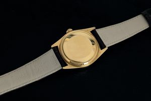 ROLEX : Daydate ref 18038 in oro giallo 18k, quadrante Champagne con numeri Romani applicati, indicazione di giorno e data accompagnato da Card Service originale  - Asta Orologi da Polso - Associazione Nazionale - Case d'Asta italiane