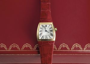 CARTIER : Elegante La Dona in oro giallo 18k, quadrante Argent con numeri Romani, movimento al quarzo con scatola e garanzia  - Asta Orologi da Polso - Associazione Nazionale - Case d'Asta italiane