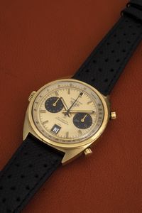 HEUER : Carrera ref 1158 in oro giallo 18k, quadrante dorato satinato verticalmente con contatori neri, datario a ore sei e cinturino in pelle  - Asta Orologi da Polso - Associazione Nazionale - Case d'Asta italiane