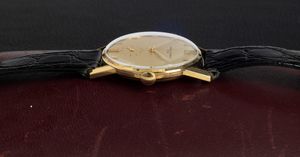 Vacheron & Constantin : Elegante Patrimony ref 6413 in oro giallo 18k, quadrante dorato con satinatura verticale e anse svasate  - Asta Orologi da Polso - Associazione Nazionale - Case d'Asta italiane