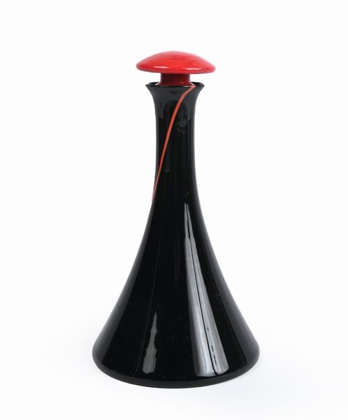 Bottiglia ad imbuto in vetro nero con tappo rosso, VeArt, Vetreria Artistica Murano  - Asta Design e arti decorative del XX secolo - Associazione Nazionale - Case d'Asta italiane