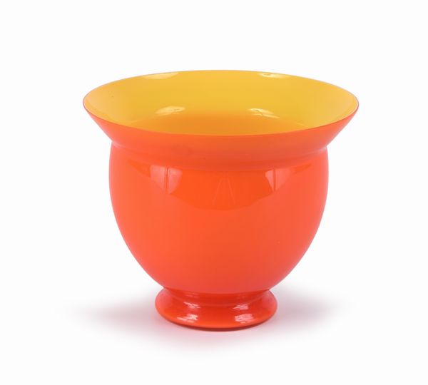 ALESSANDRO MENDINI : Vaso in vetro giallo con sovrapposizione arancio per le vetrerie Venini  - Asta Design e arti decorative del XX secolo - Associazione Nazionale - Case d'Asta italiane