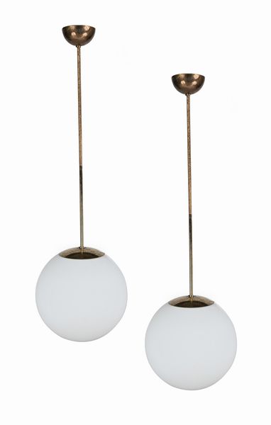 Coppia di lampade da soffitto in ottone e sfere in vetro satinato  - Asta Design e arti decorative del XX secolo - Associazione Nazionale - Case d'Asta italiane