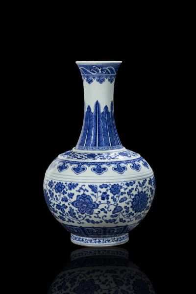 VASO : Vaso in porcellana bianca e blu  - Asta Arte Orientale  - Associazione Nazionale - Case d'Asta italiane