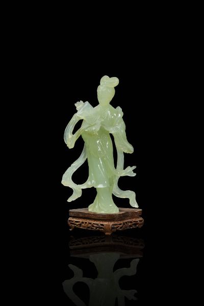 GIADA : Figura di Guanyin in giadeite  Cina  Repubblica  XX sec. H cm 23 (con base)  - Asta Arte Orientale  - Associazione Nazionale - Case d'Asta italiane