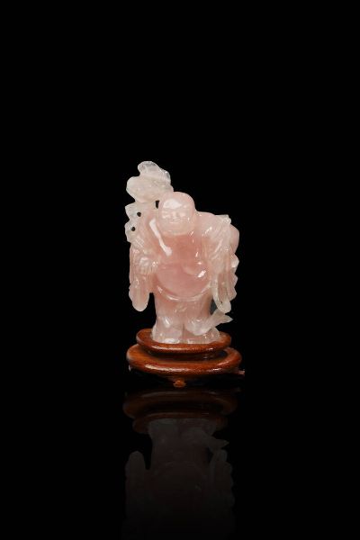 GIADA : Figura di Buddha in quarzo rosa  Cina  Repubblica  XX sec. H cm 15 (con base)  - Asta Arte Orientale  - Associazione Nazionale - Case d'Asta italiane