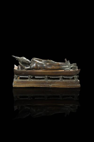 BUDDHA : Buddha sdraiato in bronzo patinato  - Asta Arte Orientale  - Associazione Nazionale - Case d'Asta italiane