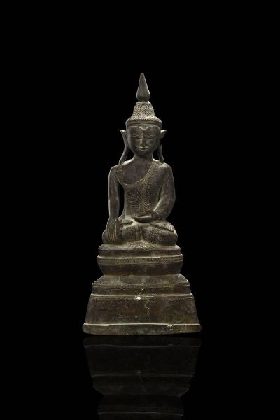 BUDDHA : Buddha in bronzo patinato  - Asta Arte Orientale  - Associazione Nazionale - Case d'Asta italiane