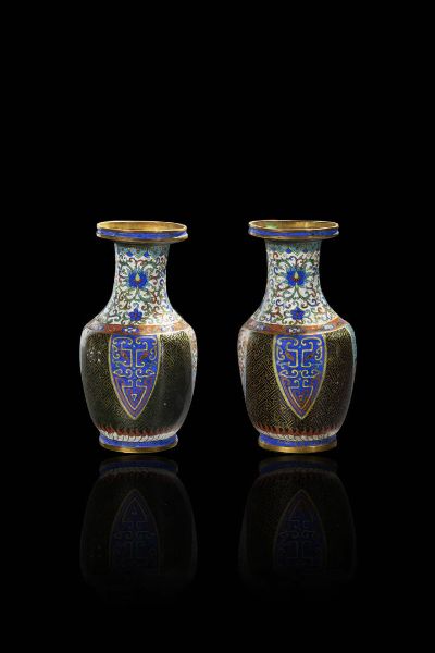 COPPIA DI VASI : Coppia di vasi cloisonn  - Asta Arte Orientale  - Associazione Nazionale - Case d'Asta italiane