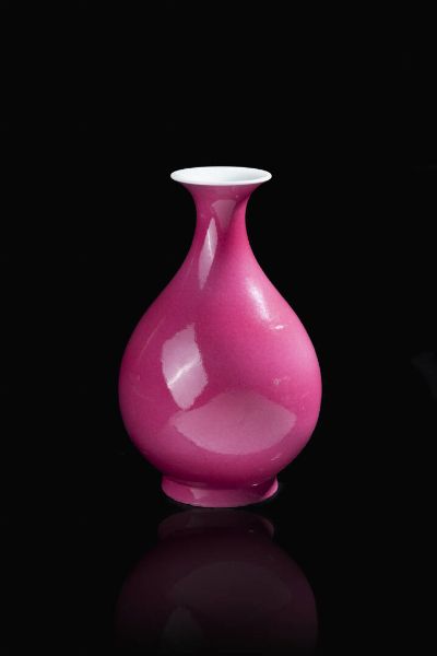 VASO : Vaso in porcellana monocroma color magenta  - Asta Arte Orientale  - Associazione Nazionale - Case d'Asta italiane