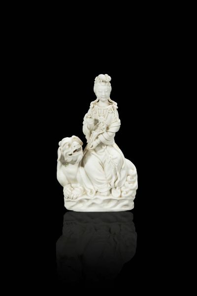 STATUINA : Blanc de Chine rappresentante Guanyin  - Asta Arte Orientale  - Associazione Nazionale - Case d'Asta italiane