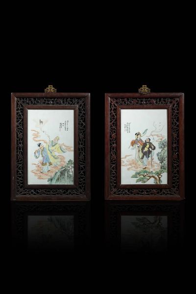 COPPIA DI PLACCHE : Coppia di placche in porcellana Famiglia Rosa con cornici in legno  decorate con personaggi  Cina  Repubblica  XX sec H cm 61x44 (con cornice)  - Asta Arte Orientale  - Associazione Nazionale - Case d'Asta italiane