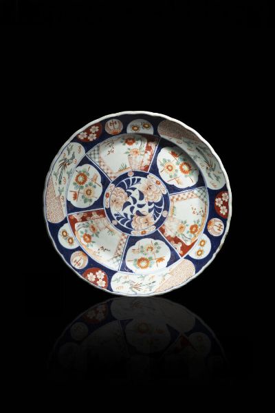 PIATTO : Piatto in porcellana Imari  Giappone  XIX sec. H cm 6 Diam cm 40 5  - Asta Arte Orientale  - Associazione Nazionale - Case d'Asta italiane