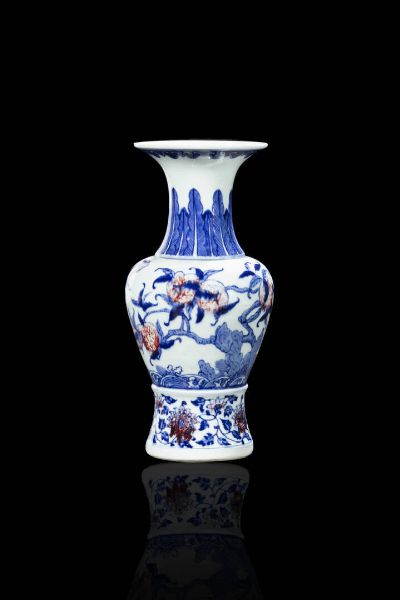 VASO : Vaso in porcellana bianca e blu con decori floreali e lumeggiature in rosso  Cina  Repubblica  XX sec H cm 24 5 Diam cm 12  - Asta Arte Orientale  - Associazione Nazionale - Case d'Asta italiane