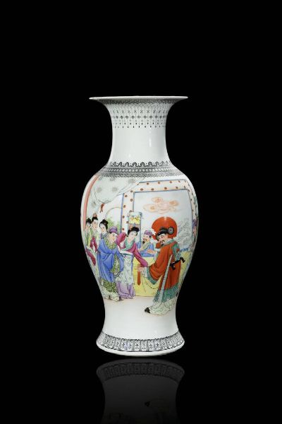 VASO : Vaso in porcellana decorato con scene di corte  Cina  Repubblica  XX sec. H cm 42 5 (senza base) Diam cm 20  - Asta Arte Orientale  - Associazione Nazionale - Case d'Asta italiane