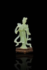 GIADA - Figura di Guanyin in giadeite  Cina  Repubblica  XX sec. H cm 23 (con base)