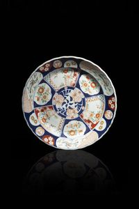 PIATTO - Piatto in porcellana Imari  Giappone  XIX sec. H cm 6 Diam cm 40 5