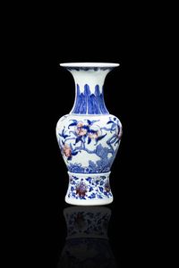 VASO - Vaso in porcellana bianca e blu con decori floreali e lumeggiature in rosso  Cina  Repubblica  XX sec H cm 24  [..]