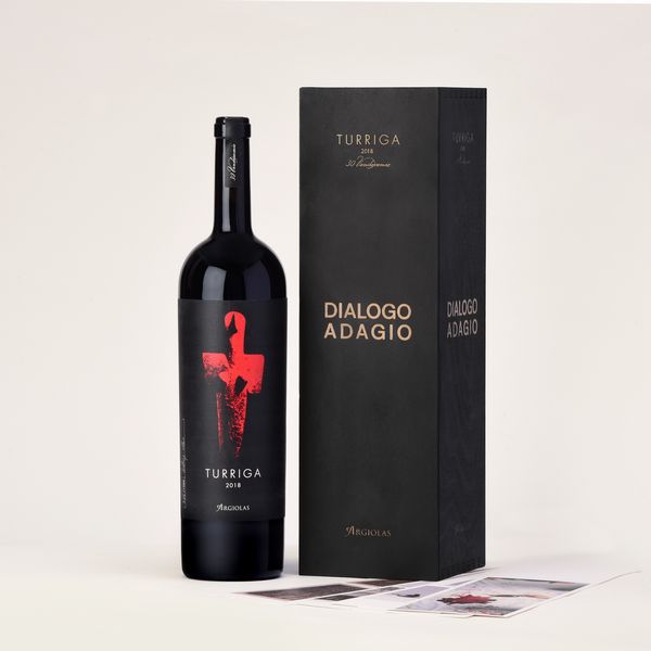 Argiolas : Dialogo Adagio - Turriga 2018 -  MAGNUM - Edizione limitata celebrativa  - Asta Il Bel Viaggio / Asta di beneficenza - Associazione Nazionale - Case d'Asta italiane