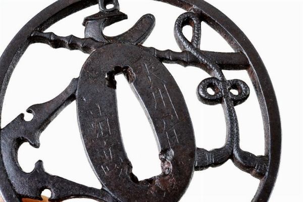 Tsuba firmata Chosu Ju Kiyotaka  - Asta Una Vasta Selezione di Armi da Fuoco Americane - Associazione Nazionale - Case d'Asta italiane