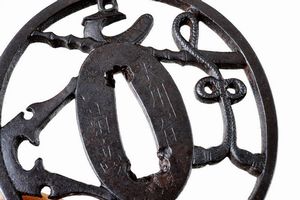 Tsuba firmata Chosu Ju Kiyotaka  - Asta Una Vasta Selezione di Armi da Fuoco Americane - Associazione Nazionale - Case d'Asta italiane