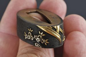 Fuchi-kashira di scuola Goto  - Asta Una Vasta Selezione di Armi da Fuoco Americane - Associazione Nazionale - Case d'Asta italiane