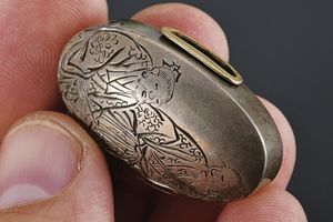 Fuchi-kashira con firma Ishiguro Masayoshi con kao  - Asta Una Vasta Selezione di Armi da Fuoco Americane - Associazione Nazionale - Case d'Asta italiane