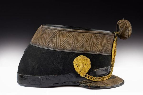 Shako da ufficiale d'Artiglieria  - Asta Rare Armi Antiche e Militaria da tutto il mondo - Associazione Nazionale - Case d'Asta italiane