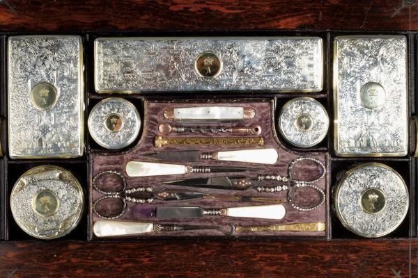 Set da toilette in argento ed oro probabilmente appartenuta al principe Adolfo, Duca di Cambridge  - Asta Rare Armi Antiche e Militaria da tutto il mondo - Associazione Nazionale - Case d'Asta italiane