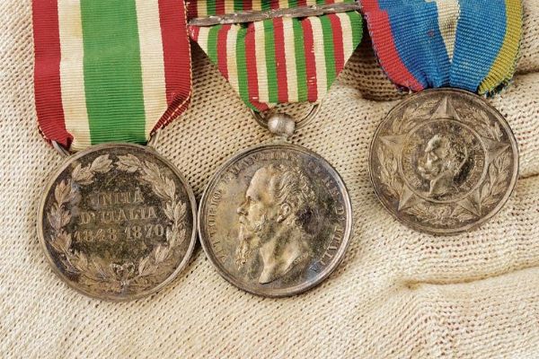 Barretta con tre medaglie di un veterano delle Guerre d'Indipendenza  - Asta Rare Armi Antiche e Militaria da tutto il mondo - Associazione Nazionale - Case d'Asta italiane