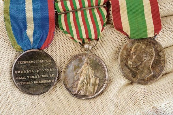 Barretta con tre medaglie di un veterano delle Guerre d'Indipendenza  - Asta Rare Armi Antiche e Militaria da tutto il mondo - Associazione Nazionale - Case d'Asta italiane