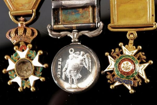 Barretta con quattro miniature  - Asta Rare Armi Antiche e Militaria da tutto il mondo - Associazione Nazionale - Case d'Asta italiane