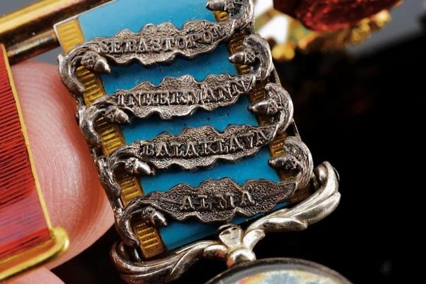 Barretta con quattro miniature  - Asta Rare Armi Antiche e Militaria da tutto il mondo - Associazione Nazionale - Case d'Asta italiane