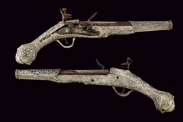 Paio di pistole a pietra focaia con fornimenti in argento  - Asta Rare Armi Antiche e Militaria da tutto il mondo - Associazione Nazionale - Case d'Asta italiane