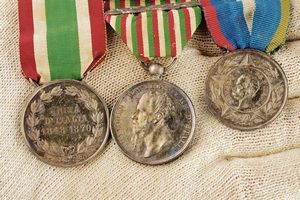 Barretta con tre medaglie di un veterano delle Guerre d'Indipendenza  - Asta Rare Armi Antiche e Militaria da tutto il mondo - Associazione Nazionale - Case d'Asta italiane