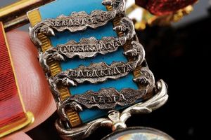 Barretta con quattro miniature  - Asta Rare Armi Antiche e Militaria da tutto il mondo - Associazione Nazionale - Case d'Asta italiane