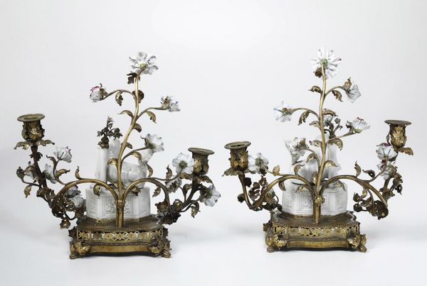 Coppia di candelabri in porcellana e bronzo dorato. Francia, XVIII secolo  - Asta Dimore Italiane - Associazione Nazionale - Case d'Asta italiane