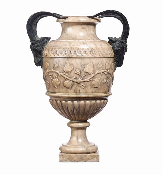 Grande vaso di gusto classico in marmo giallo con manici in bronzo a foggia di teste di arieti, XIX secolo  - Asta Dimore Italiane - Associazione Nazionale - Case d'Asta italiane