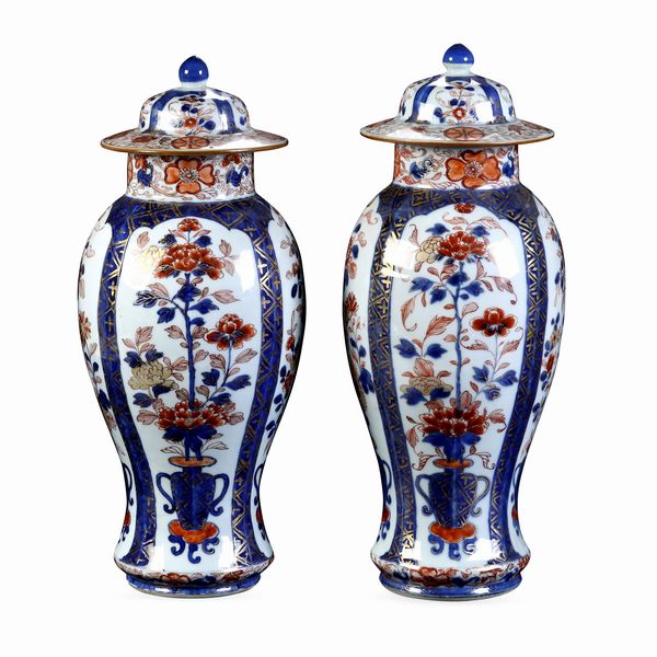 Coppia di potiches in porcellana Imari a decoro floreale.Cina, XIX secolo  - Asta Dimore Italiane - Associazione Nazionale - Case d'Asta italiane