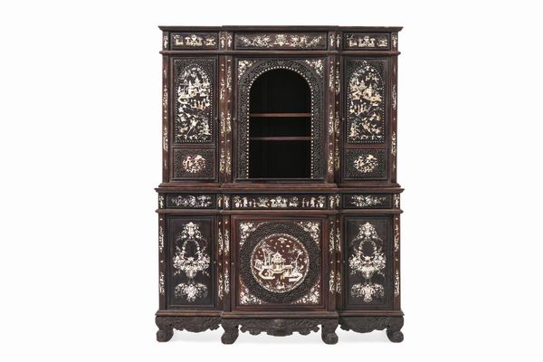 Credenza intarsiata. Cina, XIX secolo  - Asta Dimore Italiane - Associazione Nazionale - Case d'Asta italiane