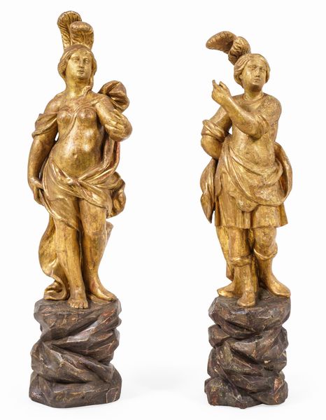 Coppia di sculture con figura maschile e femminile abbigliati all'antica con copricapi piumati. Veneto, XVIII secolo  - Asta Dimore Italiane - Associazione Nazionale - Case d'Asta italiane