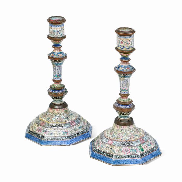 Coppia di candelabri in smalto con decori floreali. Cina Canton Qianlong  - Asta Dimore Italiane - Associazione Nazionale - Case d'Asta italiane