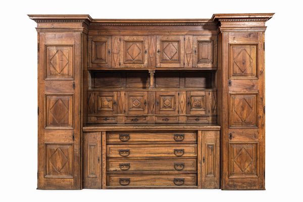 Credenza da sacrestia in legno di noce. Italia XVII secolo  - Asta Dimore Italiane - Associazione Nazionale - Case d'Asta italiane