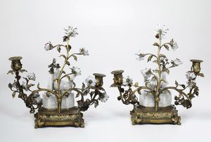 Coppia di candelabri in porcellana e bronzo dorato. Francia, XVIII secolo  - Asta Dimore Italiane - Associazione Nazionale - Case d'Asta italiane