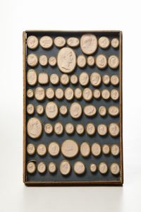 Collezione di circa seicentoventi calchi in gesso a soggetto neoclassico, ritrattistico e medaglistico. Manifattura del XIX-XX secolo  - Asta Dimore Italiane - Associazione Nazionale - Case d'Asta italiane